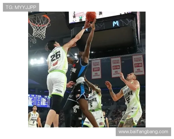 锡安赤膊上身展现惊人天赋NBL社媒热议他的强壮体魄与运动能力